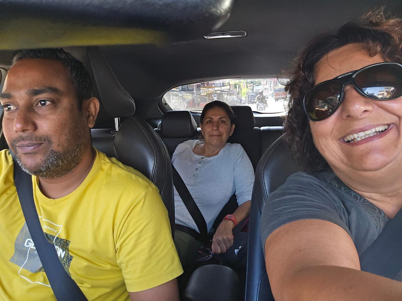 Ceylon Discover Tours - Welcoming Happy Travelers